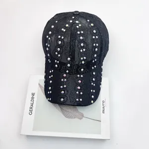 Casquette de baseball en dentelle noire élégante avec strass brillants sur fond blanc