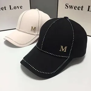 Casquettes de baseball en coton noir et blanc avec strass et logo M doré élégant