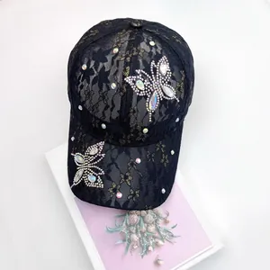 Damen Baseballkappe aus schwarzer Spitze mit Schmetterlings-Strassmotiven und Blumendesign