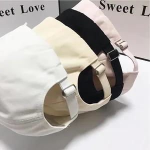 Détail de casquettes de baseball en quatre couleurs avec sangles réglables et coton sergé