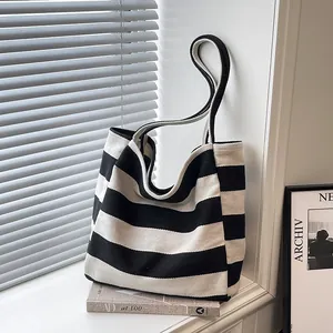 Borsa tote in tela a righe bianche e nere con design moderno e stile minimalista elegante