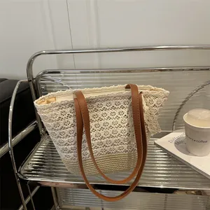 Große Sommer-Strandtasche mit weißer Spitze und gewebtem Strohboden für Damen