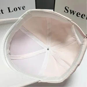 Détail de l'intérieur de la casquette rose avec bandes renforcées et empiècement mesh