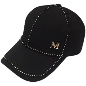 Casquette de baseball noire avec logo M doré et strass colorés sur la visière