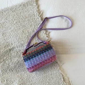 Secchiello etnico in pelle viola con motivo a onde colorate e tracolla regolabile