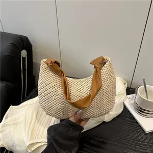 Handgewebte sichelförmige Stroh-Schultertasche mit dunkelbraunem Knotengriff aus Leder