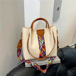 Schickes vierteiliges Taschen-Set in Cremeweiß und Braun mit buntem Schultergurt
