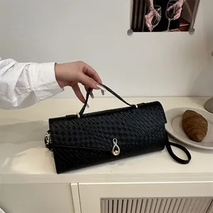 Sac bandoulière noir minimaliste à texture tissée et fermoir pivotant doré en huit
