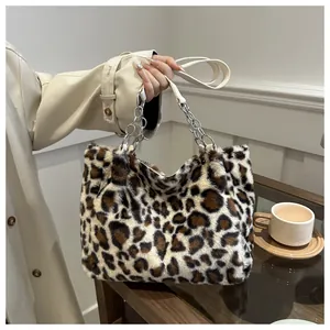 Dettaglio della borsa alla moda in ecopelliccia leopardata con tracolla a catena