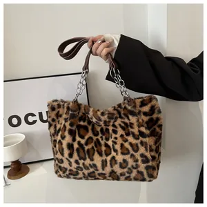 Dettaglio della borsa in peluche leopardata con tracolla a catena e fiocco decorativo