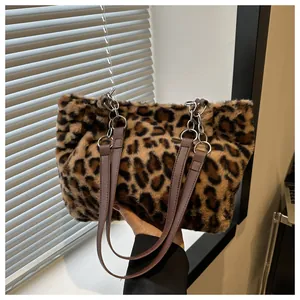 Dettaglio della borsa tote leopardata in peluche con catena in metallo e finta pelliccia