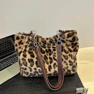Borsa tote leopardata in ecopelliccia con tracolla in pelle e catena metallica