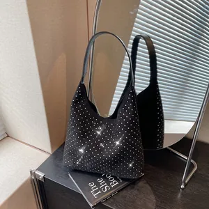 Sac fourre-tout noir chic avec strass argentés scintillants et bandoulière élégante