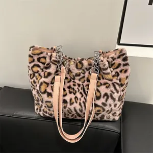 Borsa tote in ecopelliccia leopardata rosa con catena e tracolle in pelle sintetica