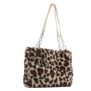 Borsa tote chic leopardata in pelliccia sintetica con spalline a catena metallica