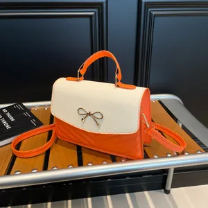 Sac à bandoulière bicolore orange chic avec texture matelassée en V et nœud doré
