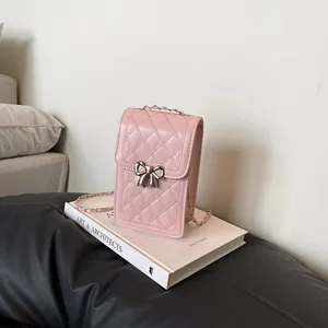 Mini borsa per cellulare trapuntata rosa con fiocco argento e tracolla a catena