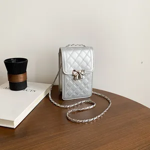 Mini borsa per cellulare trapuntata argento con fibbia a fiocco e tracolla