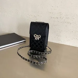 Mini borsa a tracolla trapuntata nera con chiusura a fiocco argento e catena