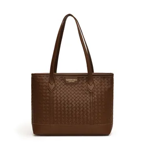 Grand sac fourre-tout tissé pour femme en similicuir marron foncé avec de longues anses