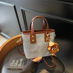 Mini Bolso Tote Retro Mezclilla Lona Cuero PU Bandolera Cubo Remaches Dorados Color Contraste Con Colgante Monstruo Peluche Mujeres