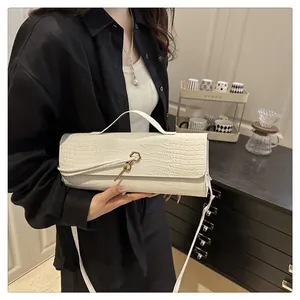Gros plan du sac blanc à motif crocodile avec fermoir rotatif hexagonal doré élégant