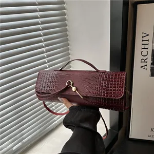 Sac baguette bordeaux en similicuir crocodile avec fermoir clé dorée et poignée