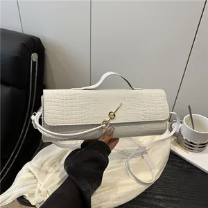 Sac baguette blanc en similicuir crocodile avec boucle dorée et poignée supérieure