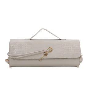 Sac baguette rétro en similicuir blanc crème avec motif pierre et boucle dorée hexagonale