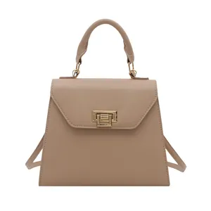 Elegante borsa a mano trapezoidale beige con fibbia dorata e tracolla sottile