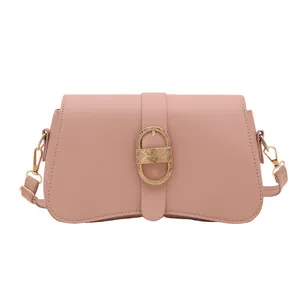 Borsa a spalla rosa opaca in ecopelle con fibbia dorata e tracolla regolabile alla moda