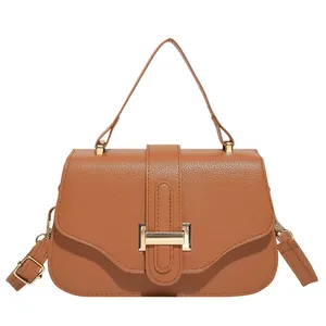 Sac à main élégant en cuir marron à motif litchi avec accessoires dorés