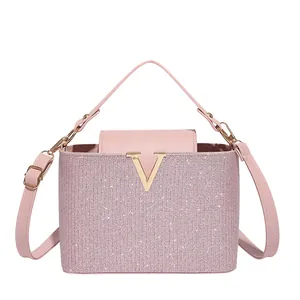 Sac seau rose à paillettes pour femme avec logo V doré et bandoulière amovible