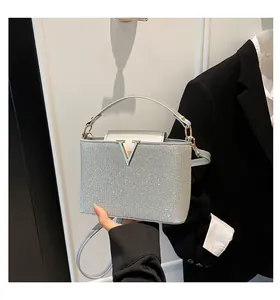 Silberne Pailletten Umhängetasche für Damen mit goldener V-Schnalle und Schultergurt