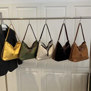 Vintage Retro-Tragetasche aus Wildleder in fünf Kontrastfarben mit Lederriemen