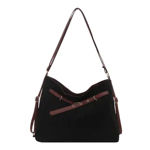 Retro-Shopper aus schwarzem Wildlederimitat mit braunen Lederriemen und Schnalle