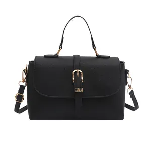 Sac à main noir élégant motif litchi avec fermoir doré et bandoulière réglable
