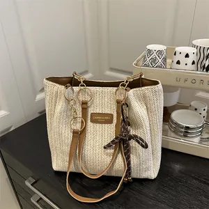Moda Borsa Tote in Paglia Intrecciata per Donna 2025 Primavera Grande Capacità Borsa a Spalla Casual Vacanza Handbag Con Catena E Ciondolo