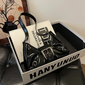 Sac hobo rétro en cuir verni noir avec grandes boucles argentées et bandoulière