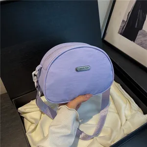 Borsa a tracolla a mezzaluna in nylon lavanda con tracolla regolabile e targa in metallo