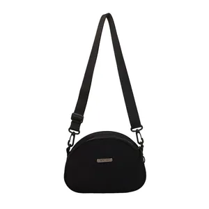 Borsa a tracolla nera a mezzaluna in nylon con cinturino regolabile e logo metallico
