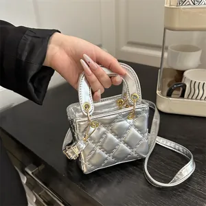 Sac fourre-tout argenté chic avec détails dorés et bandoulière réglable