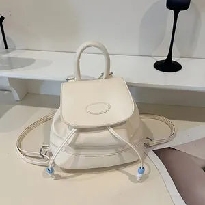 Zaino minimalista da donna color crema in pelle con coulisse con perline e maniglia