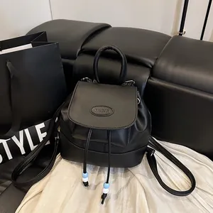 Zaino compatto in ecopelle nera con coulisse e perline decorative per il tempo libero