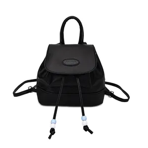 Zaino minimalista in pelle nera con chiusura a coulisse e accenti di perline blu