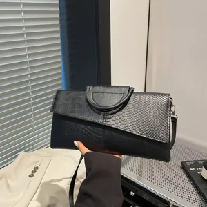 Elegante pochette nera in patchwork di serpente con manico a D e tracolla a spalla