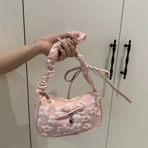 Bolso plisado rosa con flores en relieve y colgante de corazón plateado para mujer