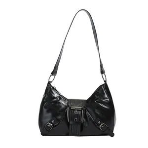 Bolso de hombro plisado de gran capacidad en cuero brillante con hebilla retro