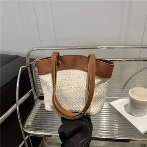 Grand sac cabas en paille tissée avec anses en cuir marron pour la plage et l'été