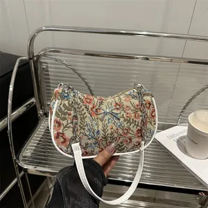 Sac croissant en jacquard floral vintage avec nœud argenté et bandoulière chaîne
